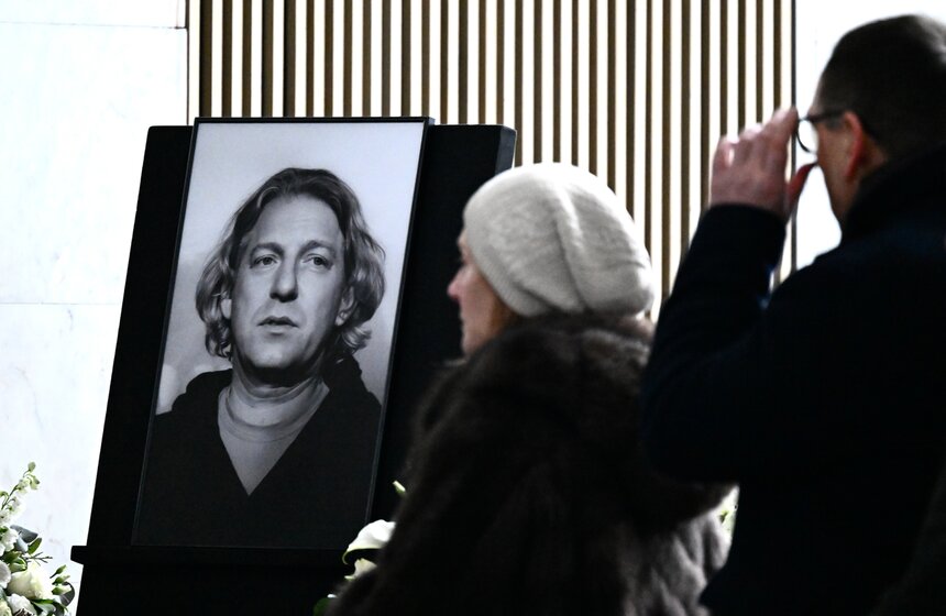 Продюсера и телеведущего Александра Олейникова похоронили на Троекуровском кладбище 9 фото