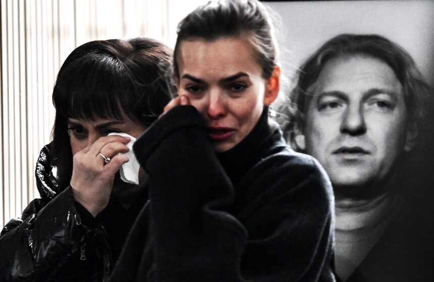 Продюсера и телеведущего Александра Олейникова похоронили на Троекуровском кладбище 15 фото