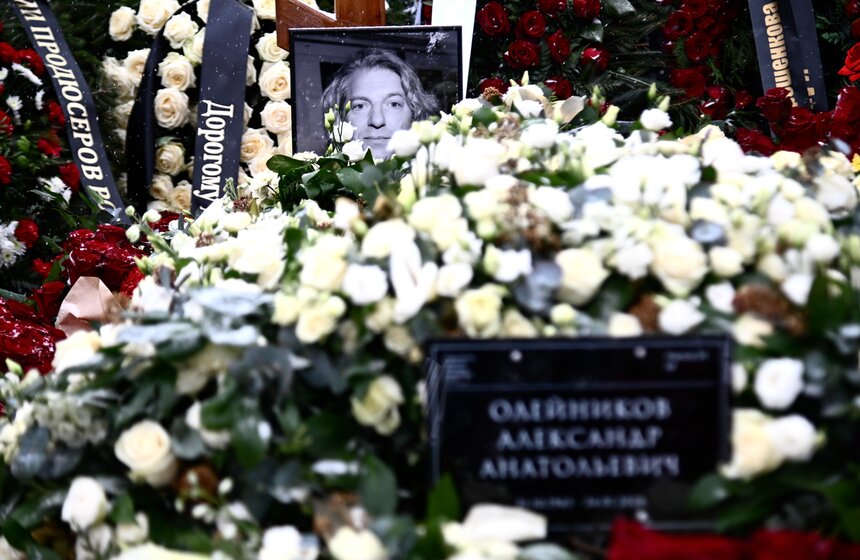 Продюсера и телеведущего Александра Олейникова похоронили на Троекуровском кладбище 32 фото