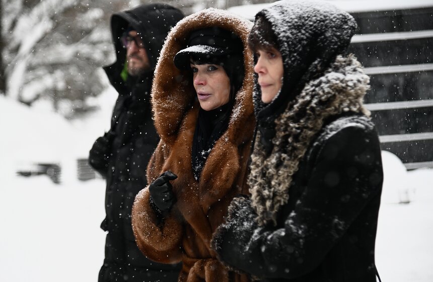 Продюсера и телеведущего Александра Олейникова похоронили на Троекуровском кладбище 2 фото