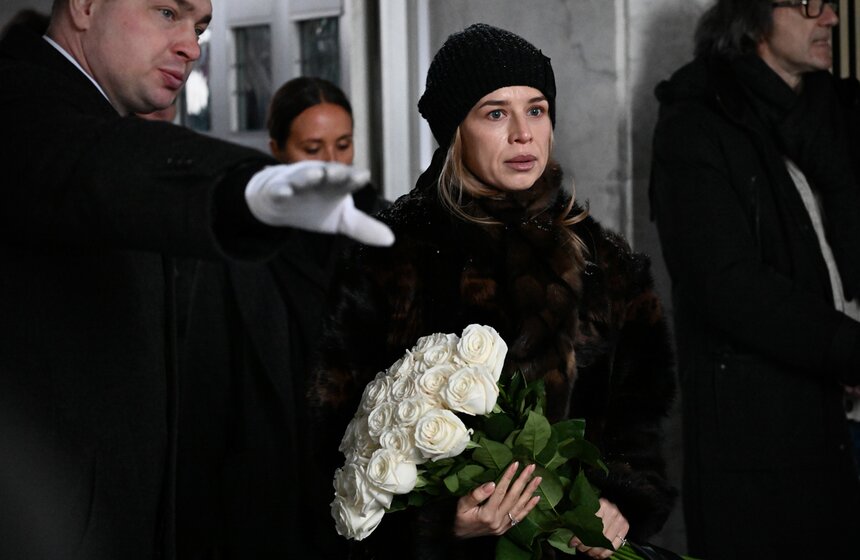 Продюсера и телеведущего Александра Олейникова похоронили на Троекуровском кладбище 5 фото