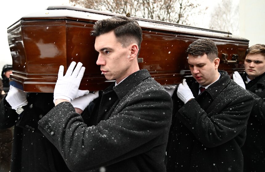 Продюсера и телеведущего Александра Олейникова похоронили на Троекуровском кладбище 26 фото