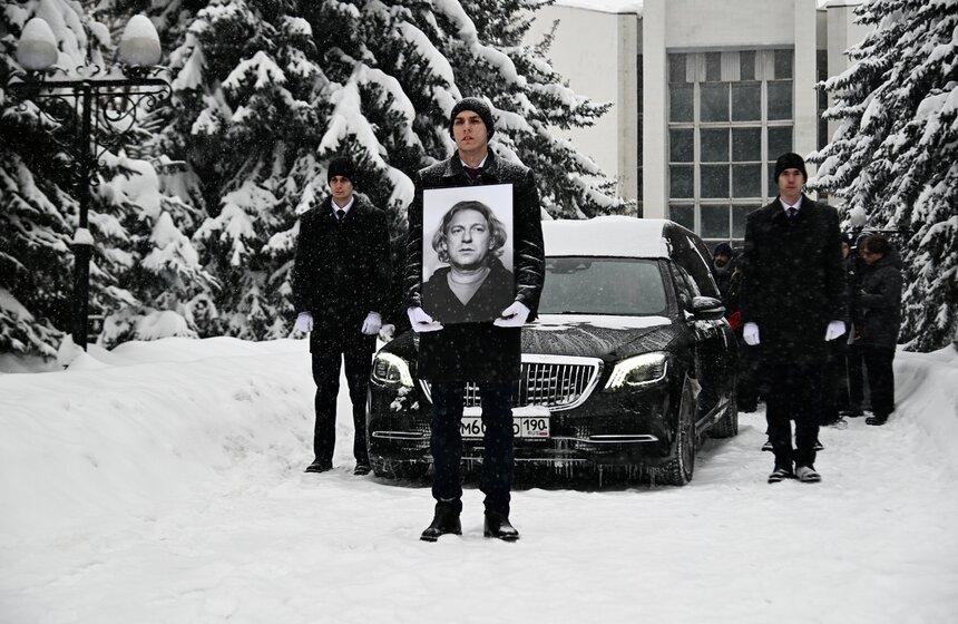Продюсера и телеведущего Александра Олейникова похоронили на Троекуровском кладбище 28 фото