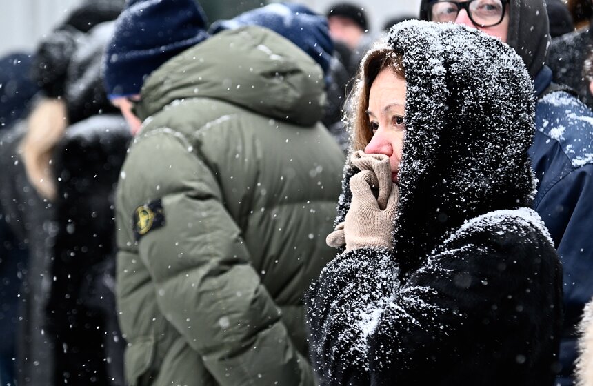 Продюсера и телеведущего Александра Олейникова похоронили на Троекуровском кладбище 24 фото