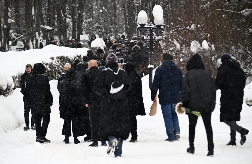 Продюсера и телеведущего Александра Олейникова похоронили на Троекуровском кладбище 31 фото