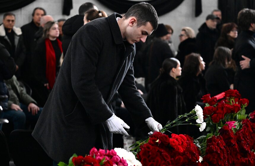 Продюсера и телеведущего Александра Олейникова похоронили на Троекуровском кладбище 16 фото