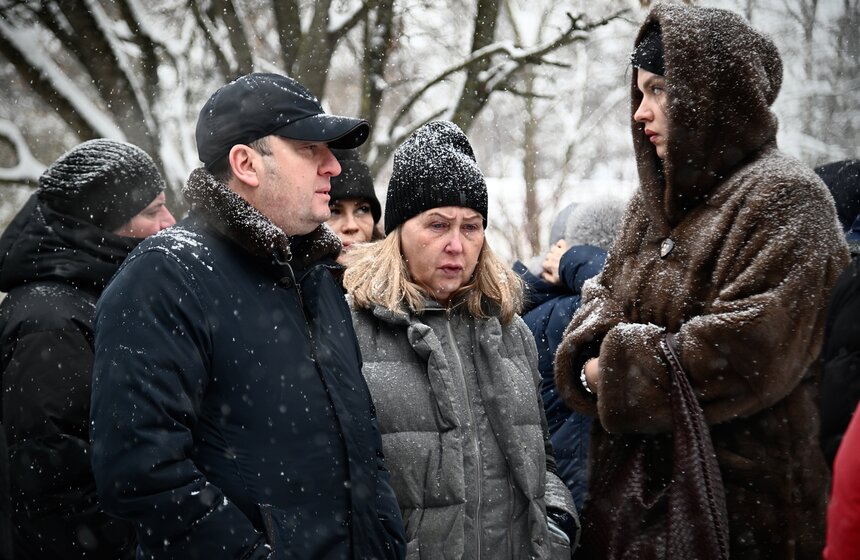 Продюсера и телеведущего Александра Олейникова похоронили на Троекуровском кладбище 1 фото