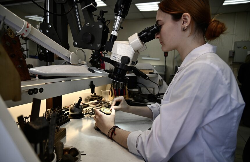 Москвичам рассказали, как студенты столичных колледжей обучаются профессии ювелира 24 фото