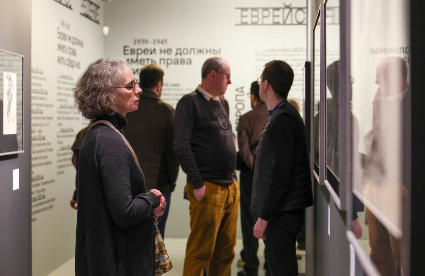 Персональная выставка графика Дмитрия Лиона открылась в Москве 12 фото