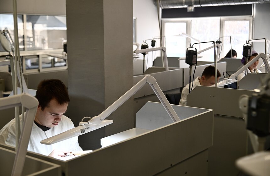 Москвичам рассказали, как студенты столичных колледжей обучаются профессии ювелира 21 фото