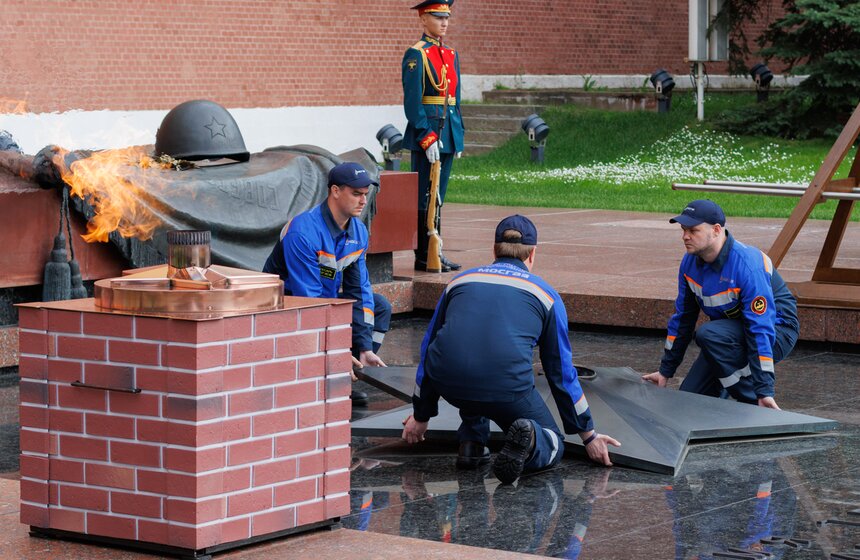 В Александровском саду провели профилактику Вечного огня 12 фото