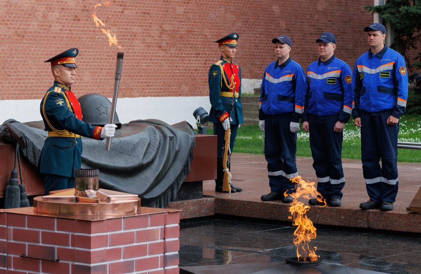 В Александровском саду провели профилактику Вечного огня 10 фото