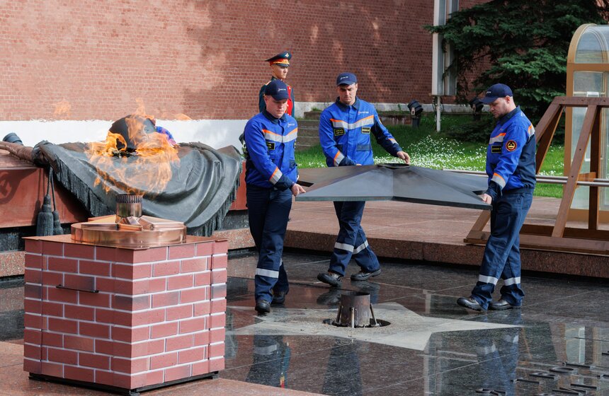 В Александровском саду провели профилактику Вечного огня 16 фото