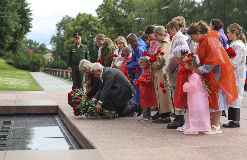 В Александровском саду провели профилактику Вечного огня 19 фото