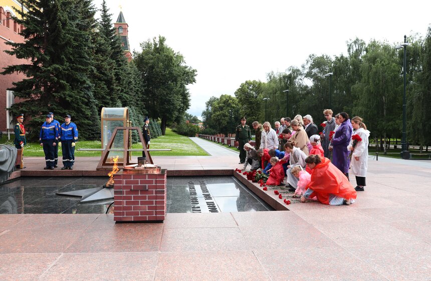 В Александровском саду провели профилактику Вечного огня 20 фото