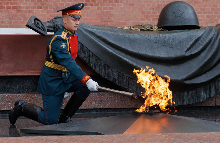 В Александровском саду провели профилактику Вечного огня 8 фото