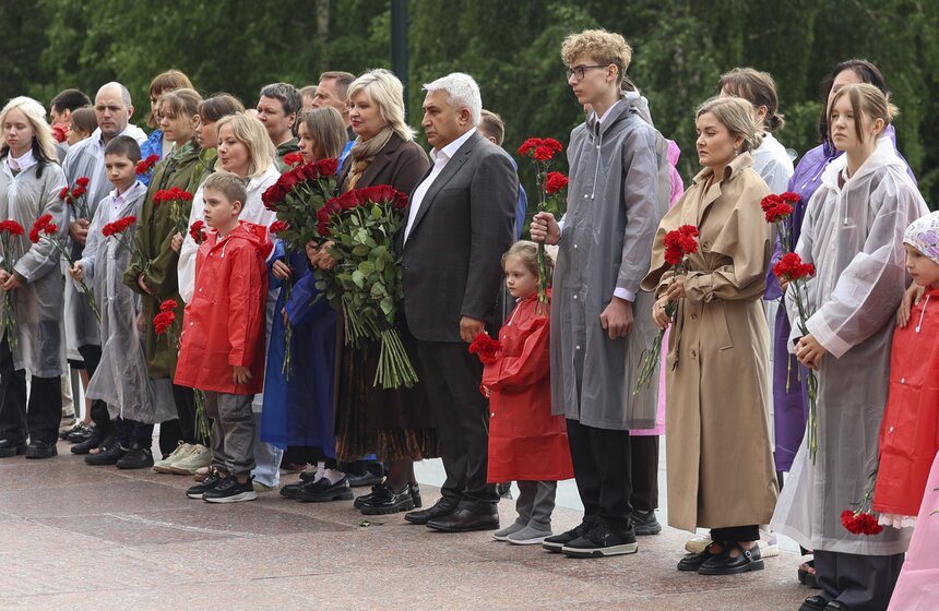В Александровском саду провели профилактику Вечного огня 7 фото