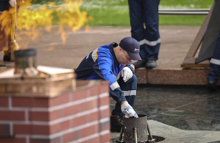 В Александровском саду провели профилактику Вечного огня 14 фото