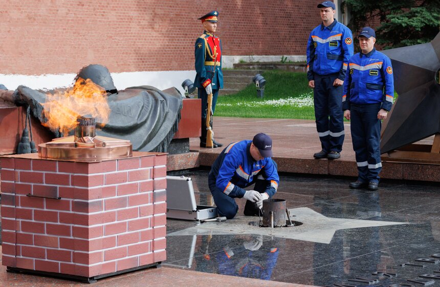В Александровском саду провели профилактику Вечного огня 15 фото
