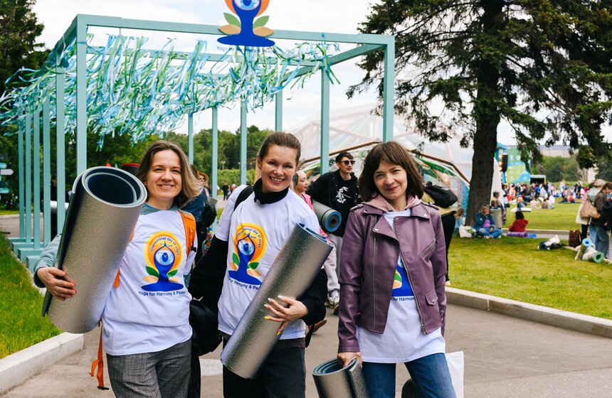Международный день йоги прошел на ВДНХ 2 фото