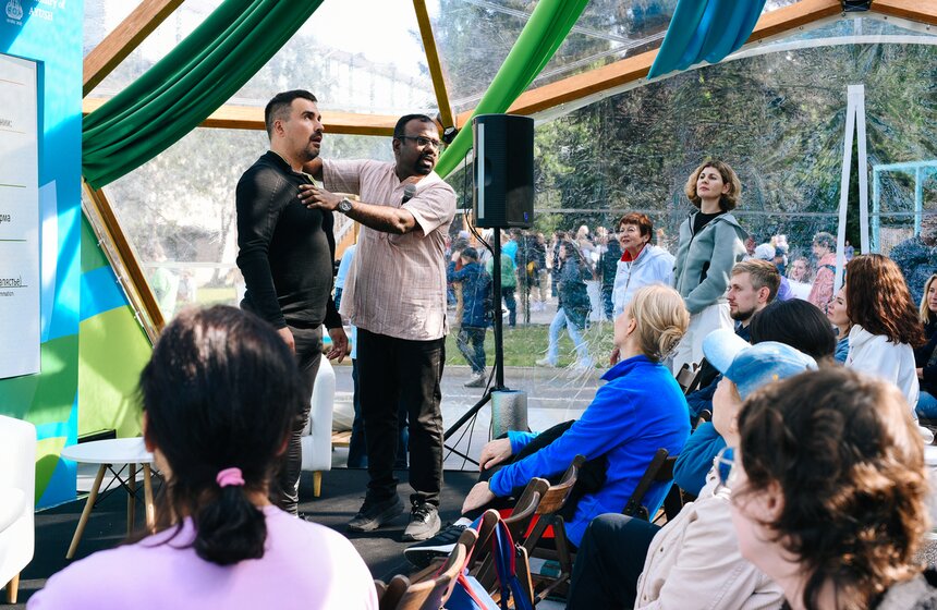 Международный день йоги прошел на ВДНХ 6 фото