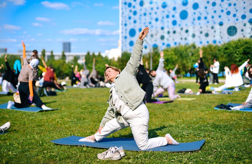 Международный день йоги прошел на ВДНХ 9 фото