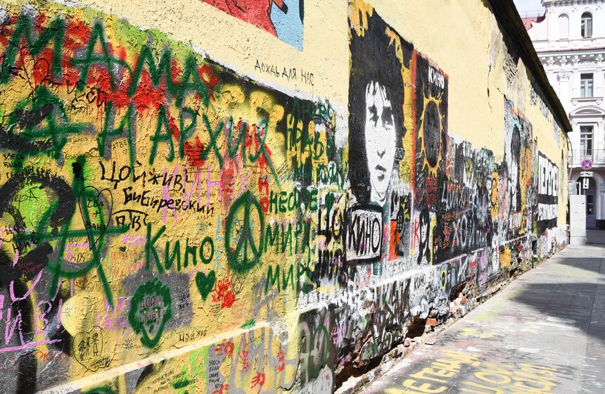Стену Виктора Цоя обновили в центре Москвы 3 фото