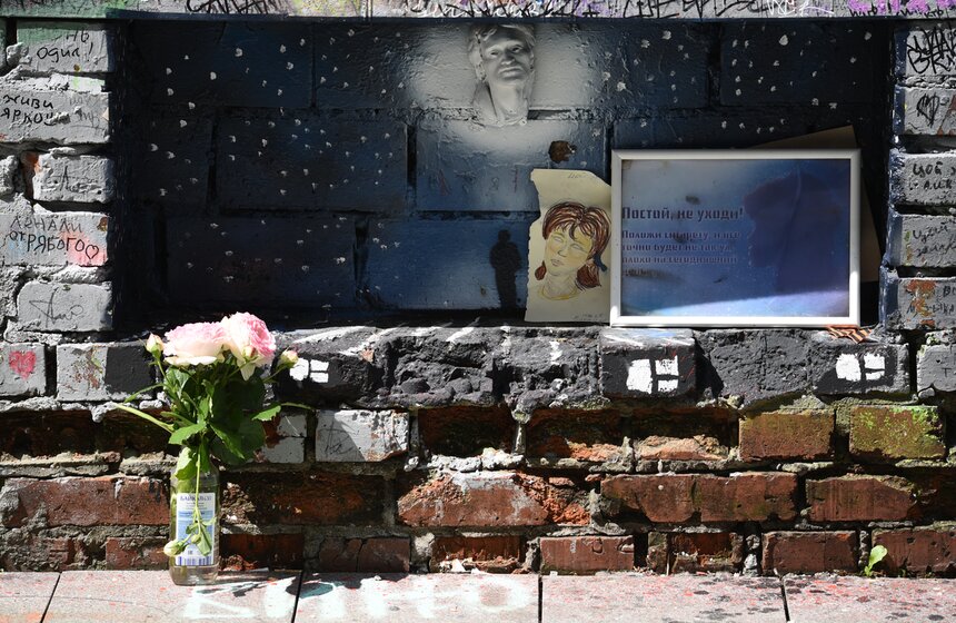 Стену Виктора Цоя обновили в центре Москвы 14 фото