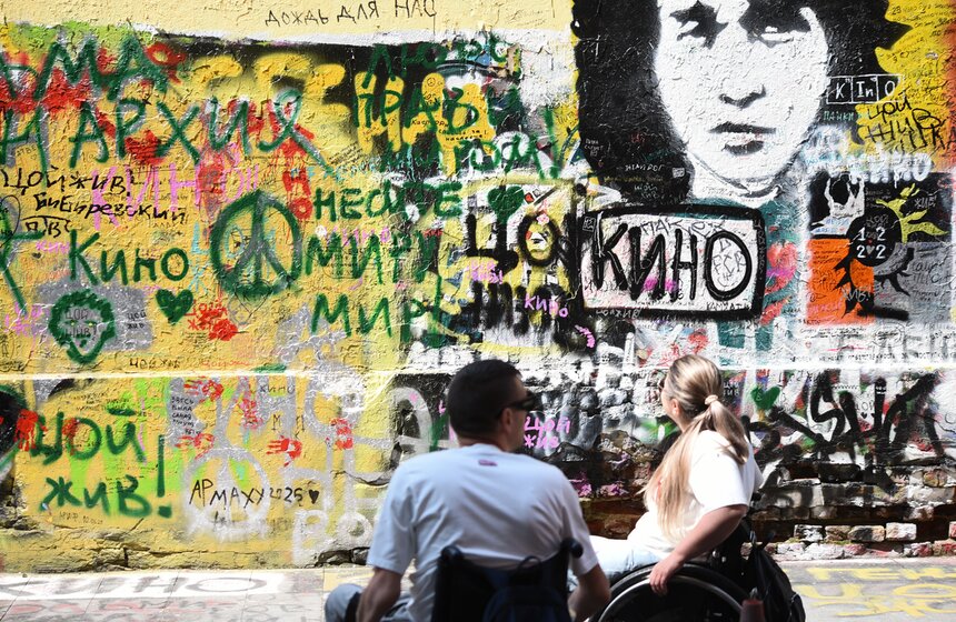 Стену Виктора Цоя обновили в центре Москвы 8 фото
