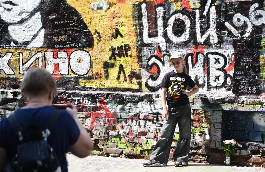 Стену Виктора Цоя обновили в центре Москвы 6 фото