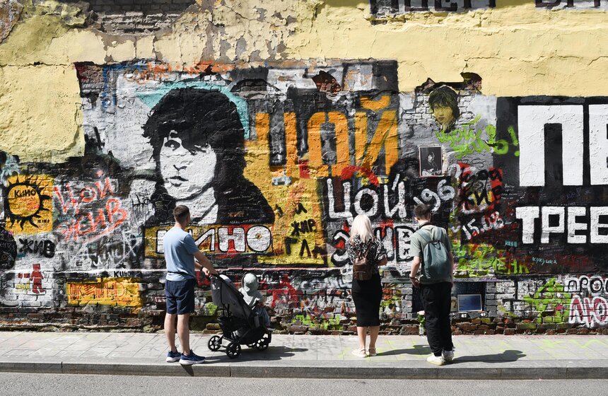 Стену Виктора Цоя обновили в центре Москвы 18 фото