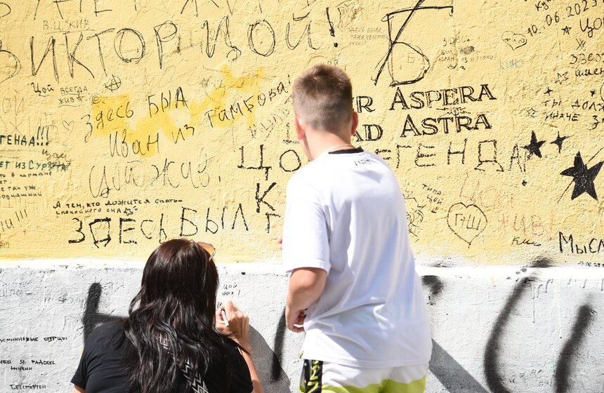 Стену Виктора Цоя обновили в центре Москвы 12 фото