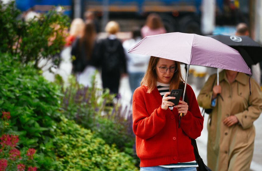 Циклон "Корнелиус" вызвал рекордно низкое атмосферное давление в Москве 20 фото