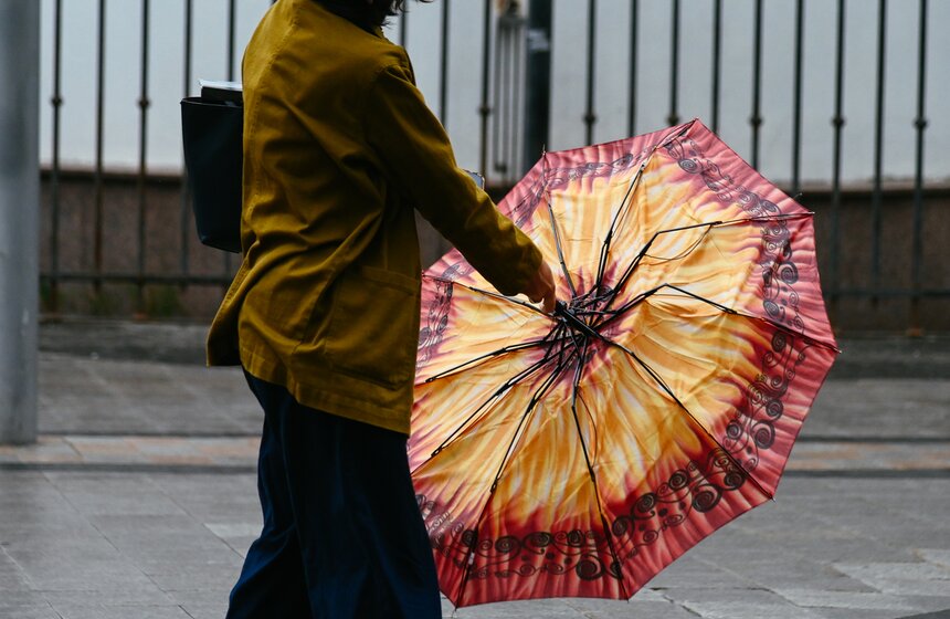 Циклон "Корнелиус" вызвал рекордно низкое атмосферное давление в Москве 8 фото