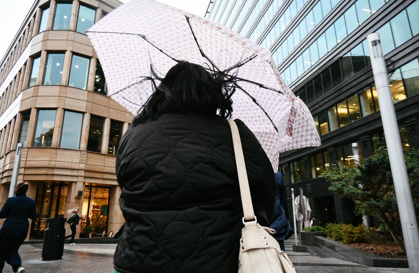 Циклон "Корнелиус" вызвал рекордно низкое атмосферное давление в Москве 14 фото