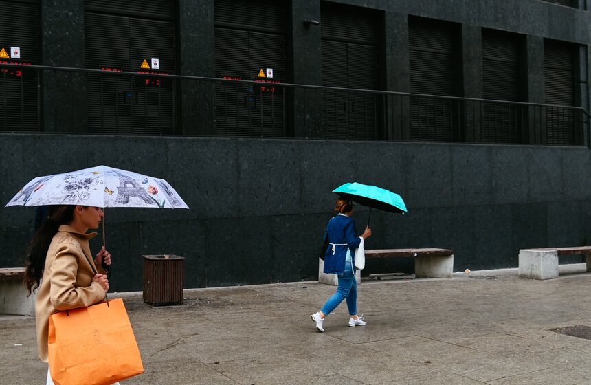 Циклон "Корнелиус" вызвал рекордно низкое атмосферное давление в Москве 3 фото