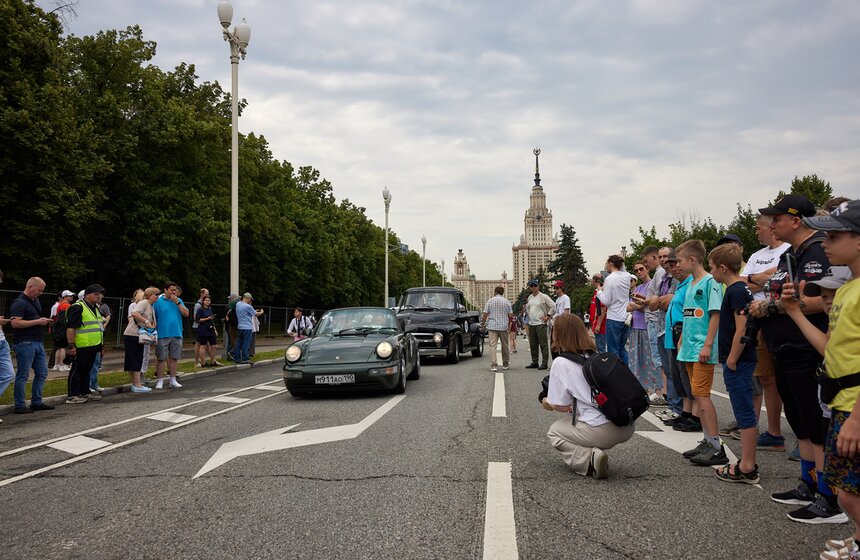 Ежегодный городской фестиваль "Ретрорейс" прошел на Воробьевых горах 17 фото