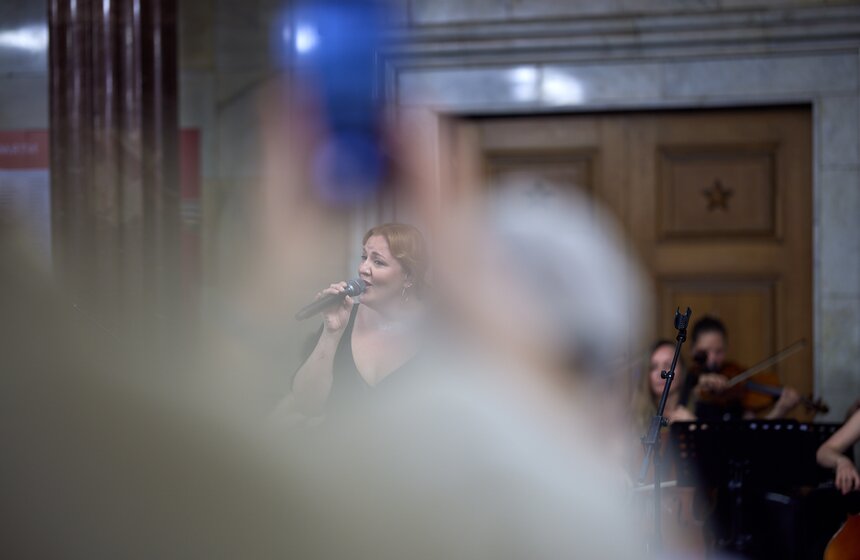 Композитор Антон Беляев выступил на станции метро "Курская" в Москве 24 фото