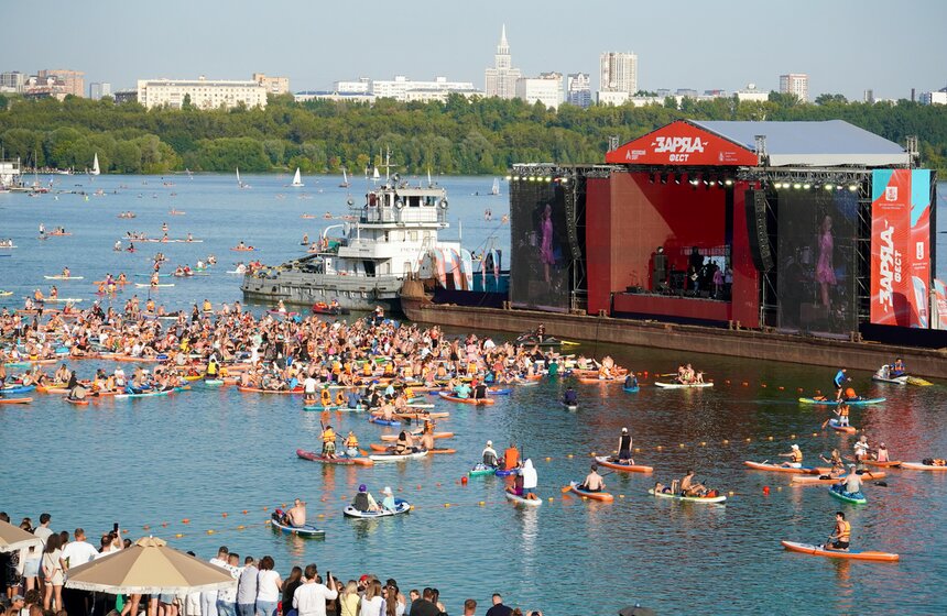 В Строгинском затоне прошел фестиваль "Zaryad Fest" 18 фото