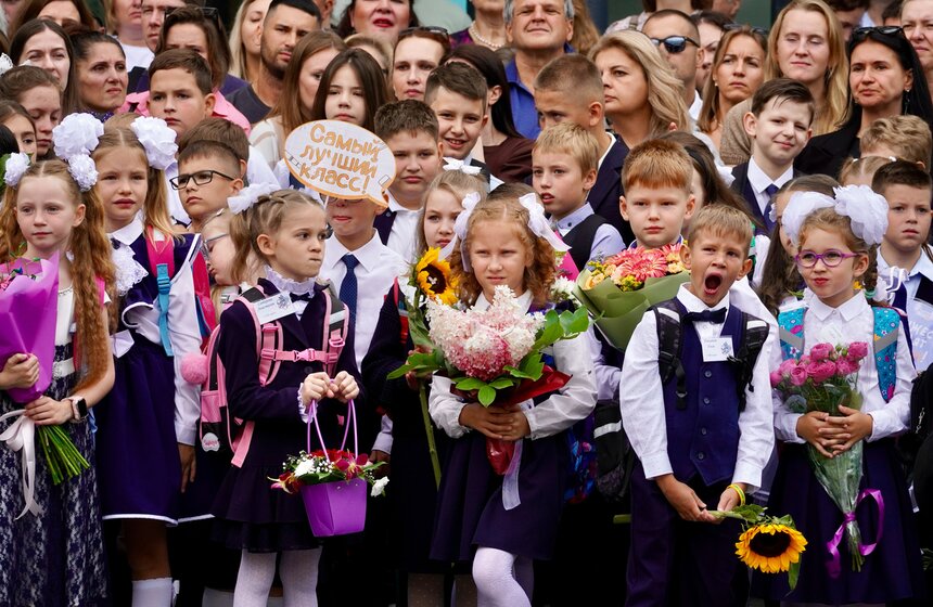 Праздничная линейка ко Дню знаний прошла в образовательном центре "Протон" 13 фото