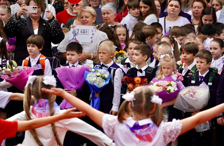 Праздничная линейка ко Дню знаний прошла в образовательном центре "Протон" 16 фото