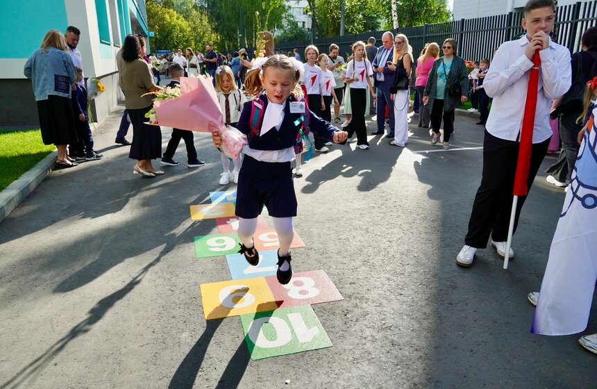 Праздничная линейка ко Дню знаний прошла в образовательном центре "Протон" 2 фото