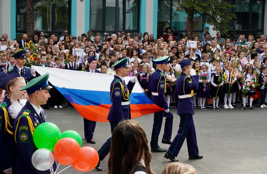 Праздничная линейка ко Дню знаний прошла в образовательном центре "Протон" 6 фото