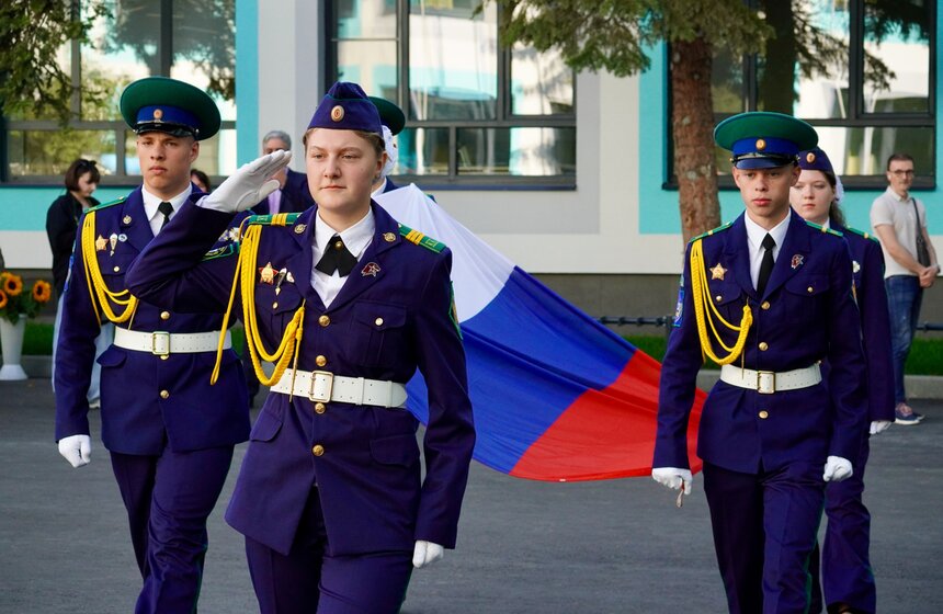 Праздничная линейка ко Дню знаний прошла в образовательном центре "Протон" 7 фото