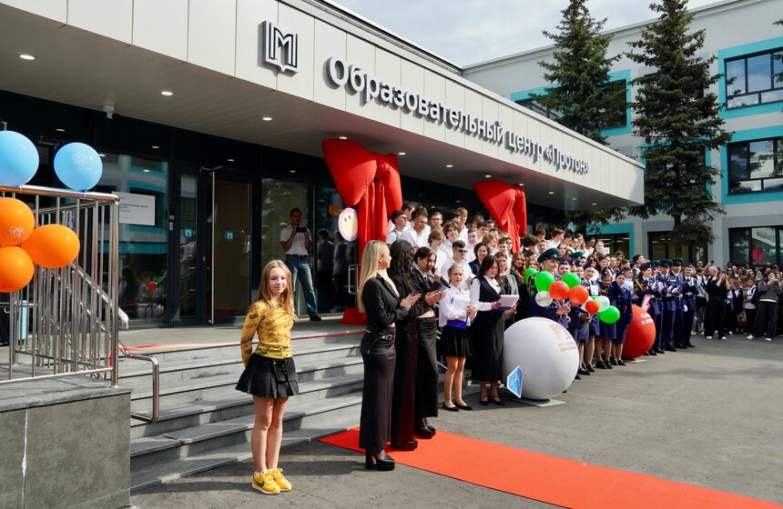 Праздничная линейка ко Дню знаний прошла в образовательном центре "Протон" 14 фото