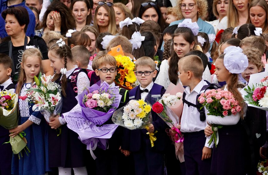 Праздничная линейка ко Дню знаний прошла в образовательном центре "Протон" 9 фото