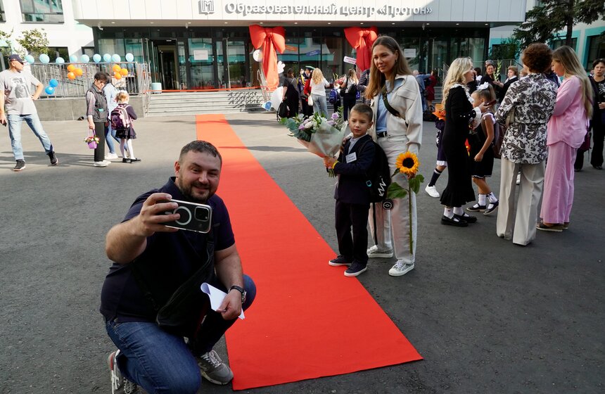 Праздничная линейка ко Дню знаний прошла в образовательном центре "Протон" 3 фото