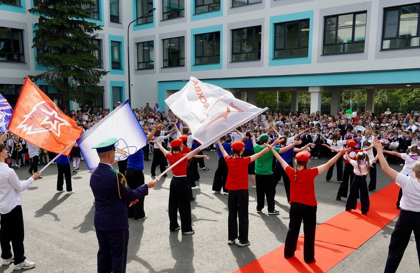 Праздничная линейка ко Дню знаний прошла в образовательном центре "Протон" 15 фото