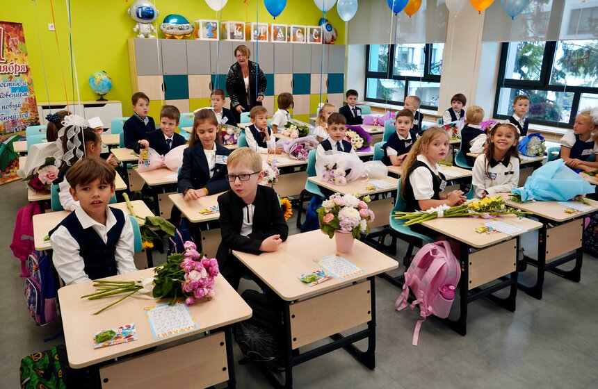 Праздничная линейка ко Дню знаний прошла в образовательном центре "Протон" 20 фото