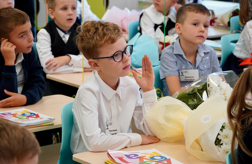 Праздничная линейка ко Дню знаний прошла в образовательном центре "Протон" 21 фото